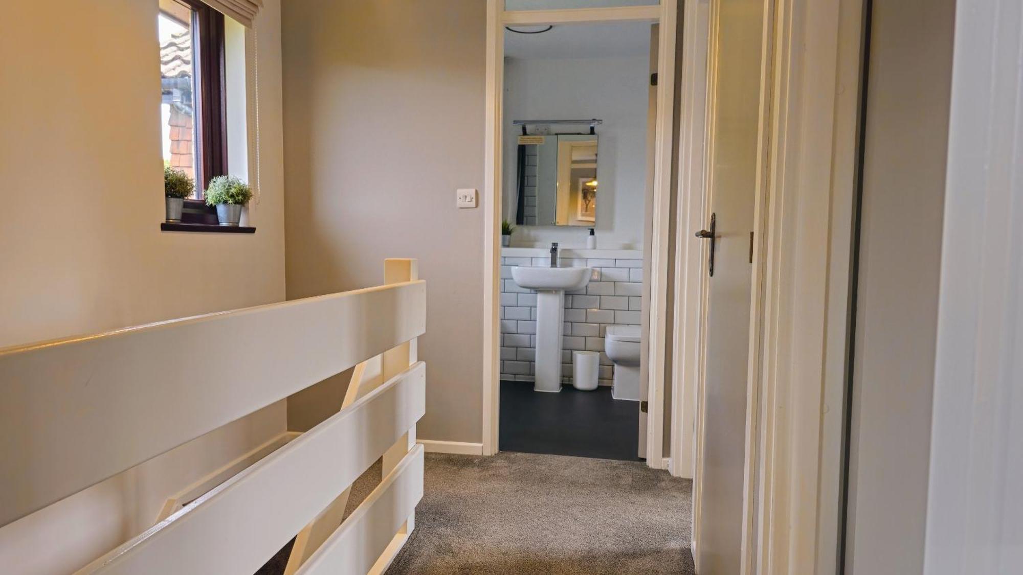 Grassmere - 3 Bed House With Private Garden Horley Exterior foto
