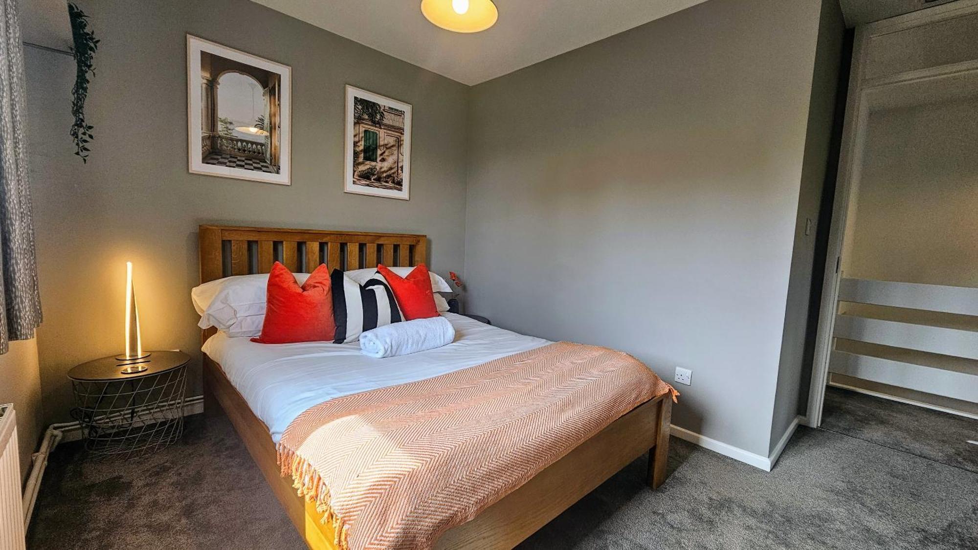 Grassmere - 3 Bed House With Private Garden Horley Exterior foto